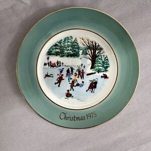 Avon‎ Collector Plate Christmas 1975 Enoch Wedgwood England Skaters On The Pond